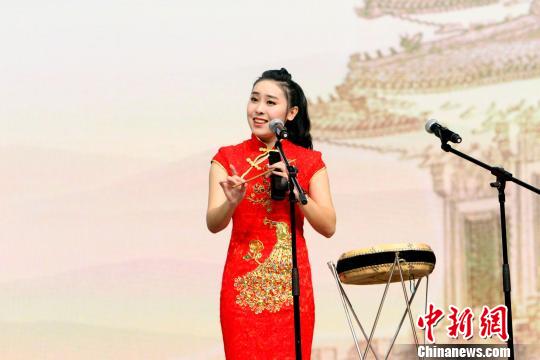 贾馥旭表演大鼓。 张道正 摄