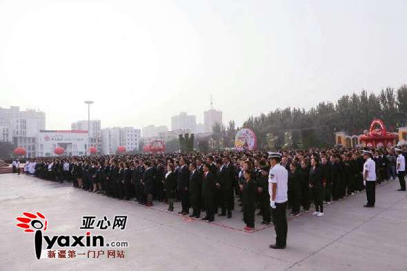喀什人民广场举行隆重升国旗仪式 庆祝中华人