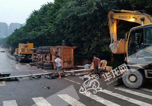大货车侧翻在路边,还撞倒红绿灯。南岸警方供图
