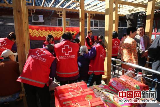 北京西城区红十字会志愿者们为敬老院的老人按摩并陪他们聊天。