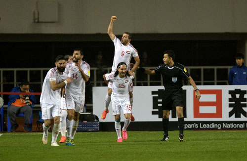 10月6日,叙利亚队球员马瓦斯(上)进球后与队友