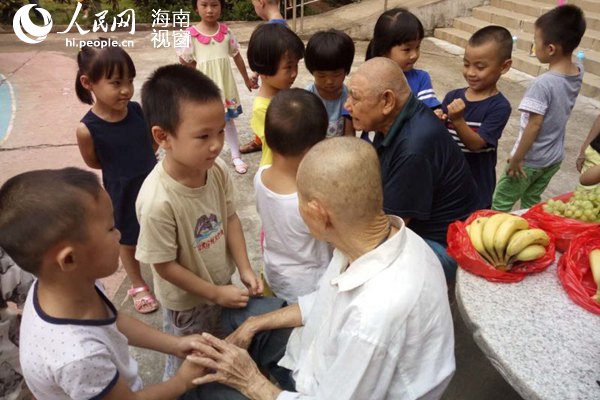 海口幼儿园学生重阳节看望老人传承尊老美德