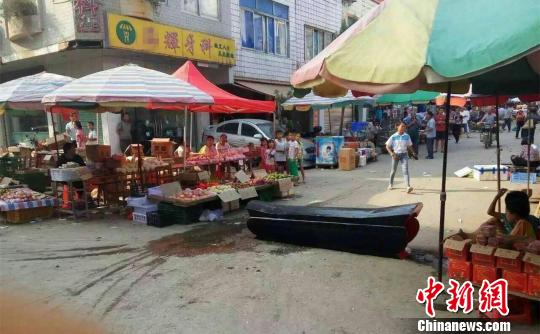 图为当街摆放的棺材。　岑景摄