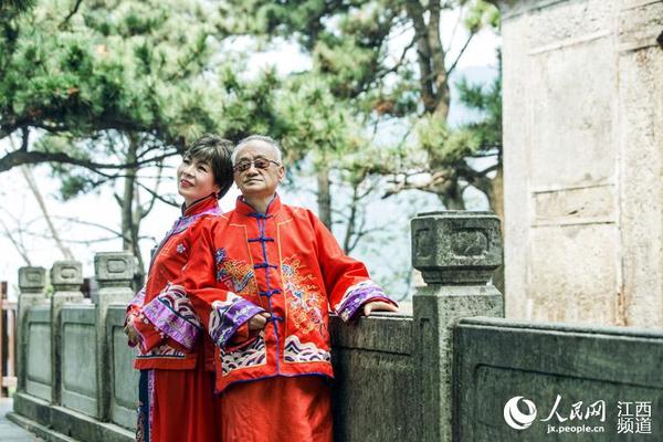七旬爷爷奶奶在江西庐山拍金婚照，出镜气场不输年轻人。（李剑涛/摄）