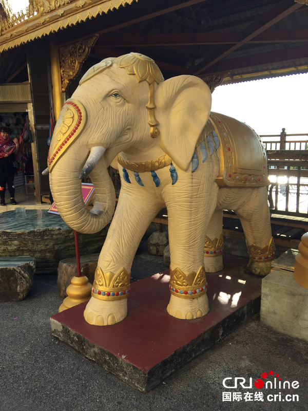 象鼻向内卷曲代表招财