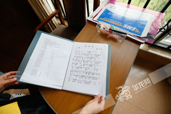 庄老有一本乐谱册，里面有不少他创作的经典歌曲。记者 石涛 摄