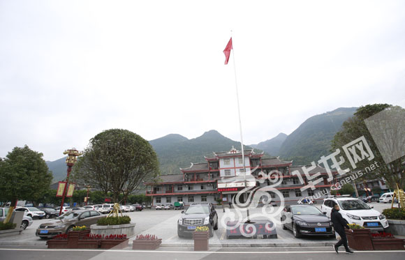 离濯水古镇不远处，是红军渡广场。 首席记者 李文科 摄