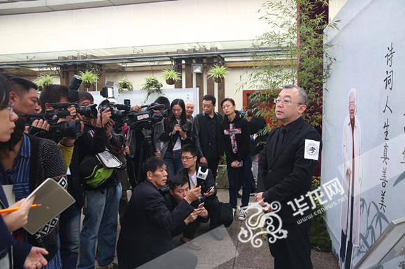 庄奴儿子在现场介绍父亲生平，现场数度哽咽。记者 刘嵩 摄