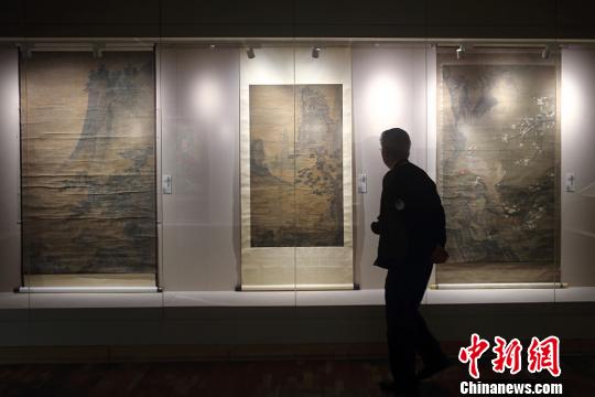 观众被展出的明清画家画作吸引。泱波 摄