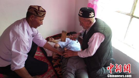 新疆哈萨克族民间医生公益行医70年被称最美