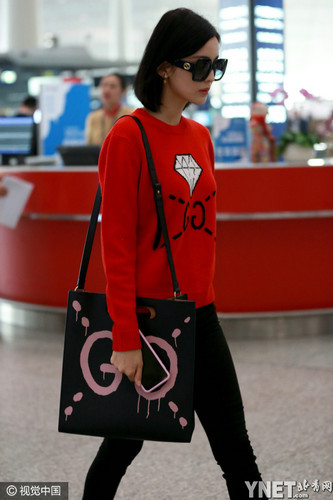 古力娜扎现身机场 红衣黑裤惹眼秀修长美腿