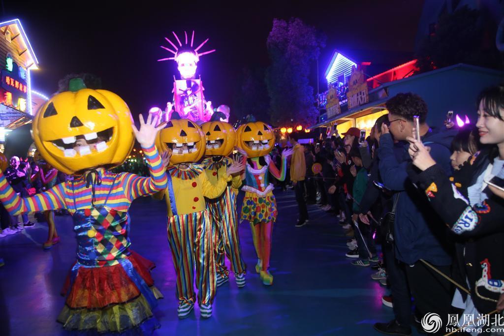 第五届武汉欢乐谷万圣节开幕 VR鬼屋挑战你的