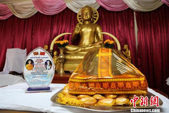 图为斯里兰卡僧团颁发给悟演法师的“感恩碑”。　陈国明　摄