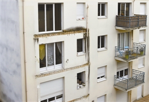 法国一楼房阳台坍塌