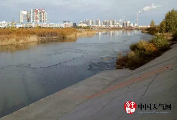16日晨，内蒙古海拉尔市伊敏河已经结冰。（王敏芝摄）