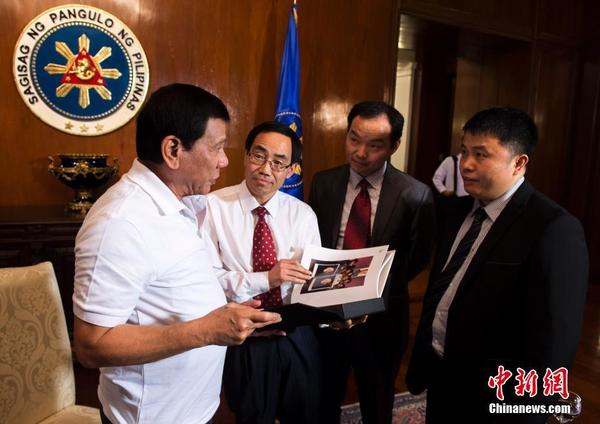 菲律宾总统杜特尔特观看中国新闻社图片精选集