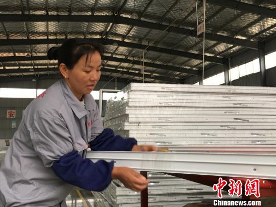 贵州福泉市,通过推荐就业改变生活面貌的贫困人员。 杨云 摄