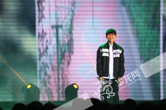 作为南开中学高2019级新生,王源登台献唱。记者 李裕锟 摄
