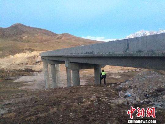 图为路政人员排查杂多县城周边的公路桥梁 曲扎江措 摄