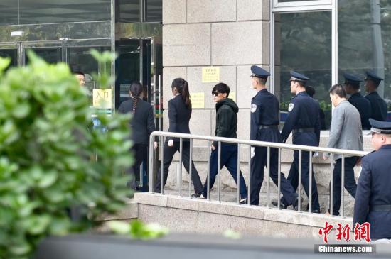 王宝强以与离婚案冲突为由申请中止审理名誉权