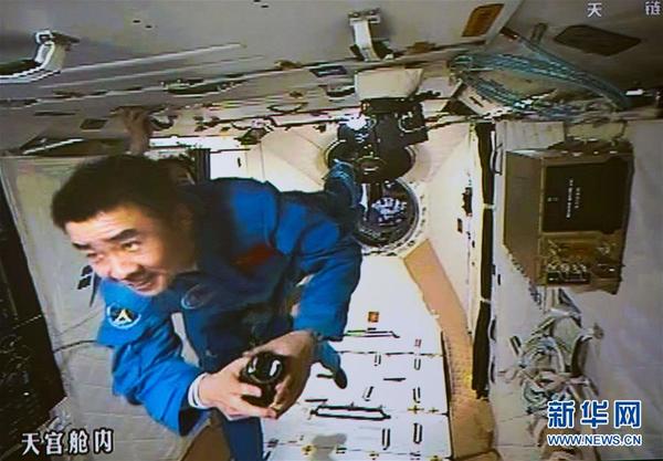 10月19日,神舟十一号航天员景海鹏和陈冬顺利进入天宫二号实验舱.