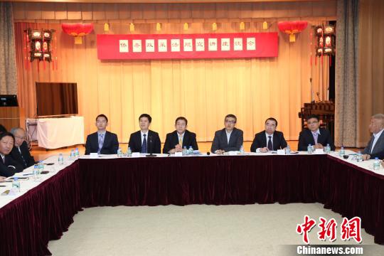 图为国务院侨办侨务政策法规宣讲团举行宣讲座谈会的现场　尹法根　摄