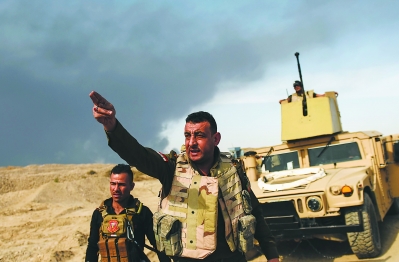 18日，在摩苏尔以南的盖亚拉镇，伊拉克政府军向前线进发。