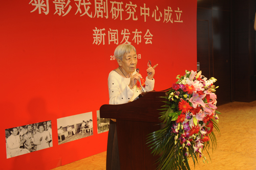 人艺老艺术家代表李滨发言。