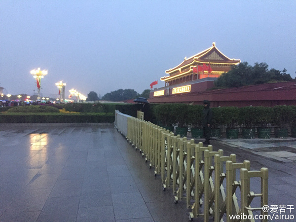 20日，北京降小雨，地面湿滑。（来源：微博）