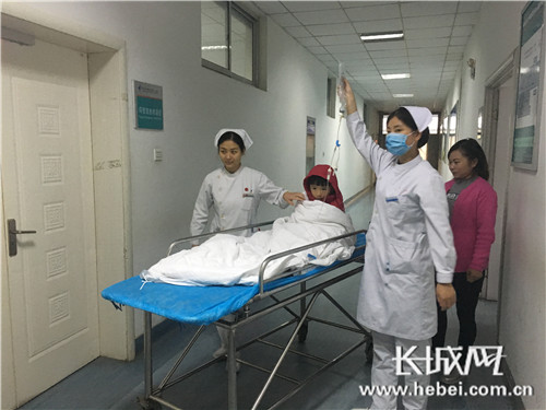 患儿被送往手术室。长城网记者 杨雅荃 摄