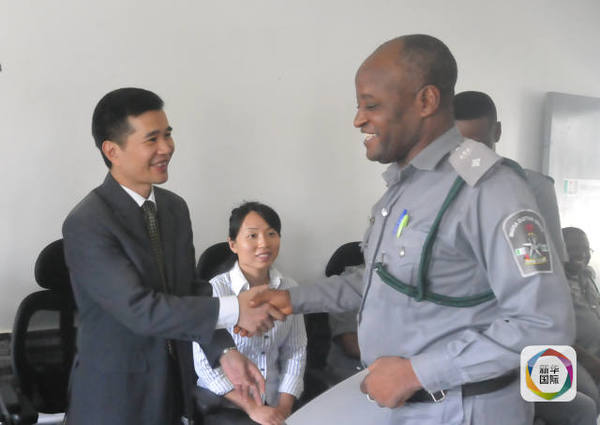 中国驻尼日利亚大使馆领事部主任郑钧（左）向学员颁发结业证书。（蒋新彤摄）