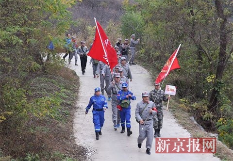穿红军“军装”体验徒步行军。新京报记者 尹亚飞 摄