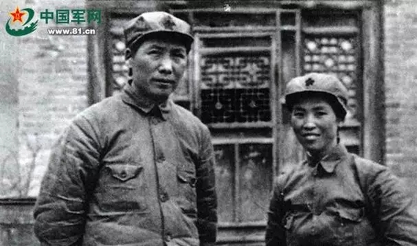 毛泽东与贺子珍。