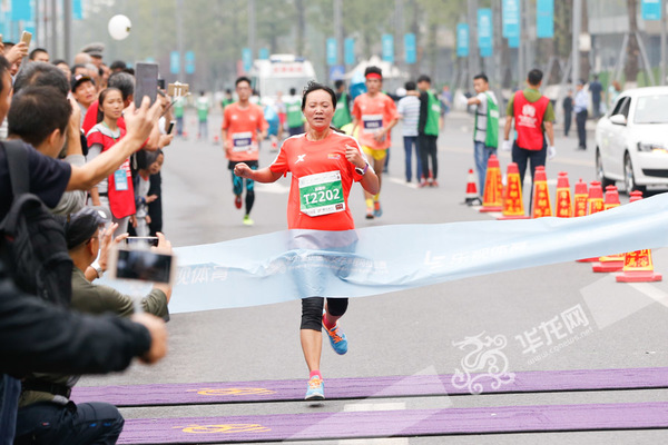 吴德华第一个冲过十公里终点线,获得十公里组冠军。记者 石涛 摄