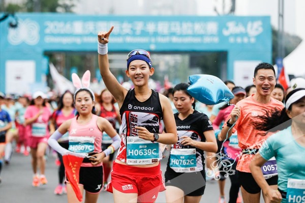 鸣枪开跑,美女们雄起。记者 石涛 摄