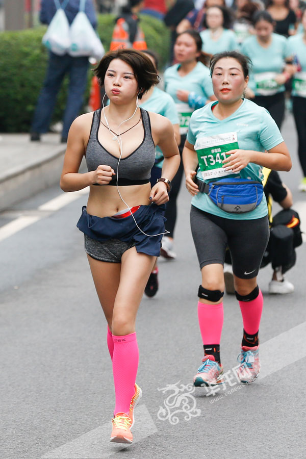 作为健身教练,身材姣好的刘家霈让不少女生羡慕。记者 石涛 摄