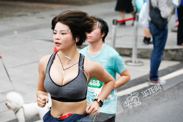 刘家霈冲向十公里终点线。记者 石涛 摄