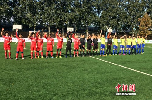 今天上午，首届北京国安足球俱乐部官方球迷联赛在私立新亚中学拉开序幕。中新网记者王牧青摄