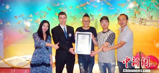 邢浩南获得世界纪录认证荣誉证书。　朱志庚　摄