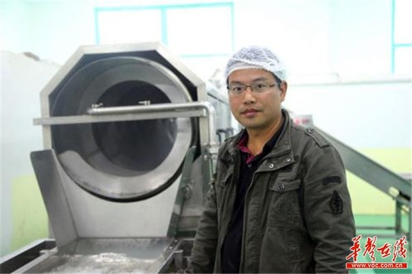 刘峙鑫仔细检查烘干后的中药材质地