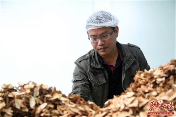 刘峙鑫与他改良的生产设备