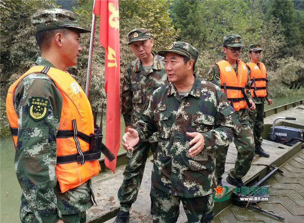 武警交通部队司令员傅凌指挥部队排除堰塞湖险情.汤雨薇 摄