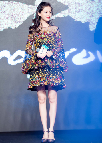 angelababy孕后踩高跟鞋亮相 王家卫称其比刘德华还拼