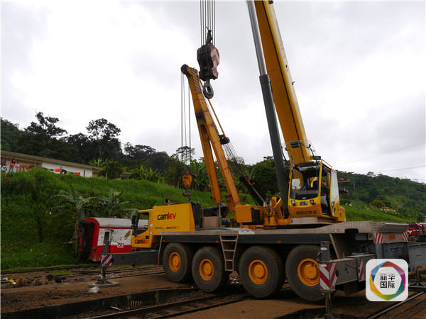 　　10月22日，在喀麦隆埃塞卡，一辆吊车正在清理火车出轨事故现场。（路透社）