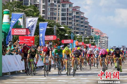 2016第十一届环海南岛国际公路自行车赛进行第三赛段角逐。