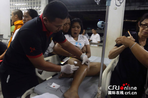　　当地时间2016年10月24日，泰国北大年府，爆炸案受伤者在医院抢救。当天北大年府一家面馆发生爆炸事件，造成1死18人受伤。图片来源：视觉中国