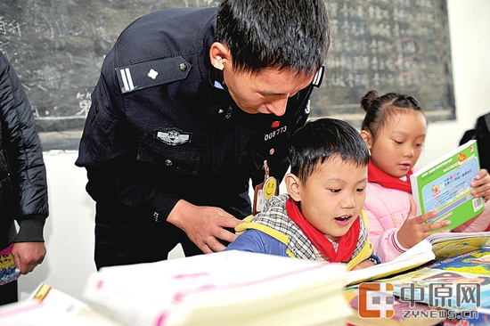 新密乱石坡村小学的孩子们拿着图书爱不释手