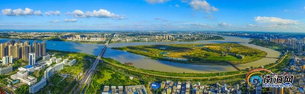 2016年10月25日，蓝天白云下，高空鸟瞰海口国兴大道、省委和滨江路带状公园一线江景。
