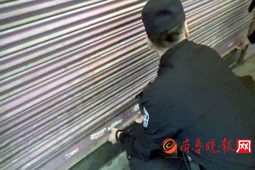 济南:误操作卷帘门 服务员关在店里_凤凰资讯