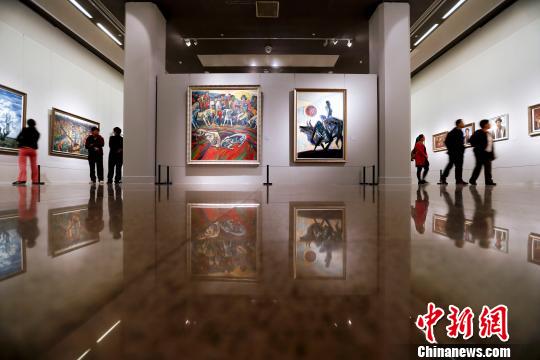 云南艺术家姚钟华个展亮相美术馆 捐赠油画代表作